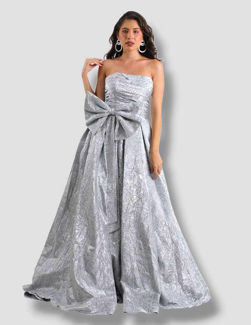 Vestido straple, color silver, corte princesa y diseño de moño en cintura