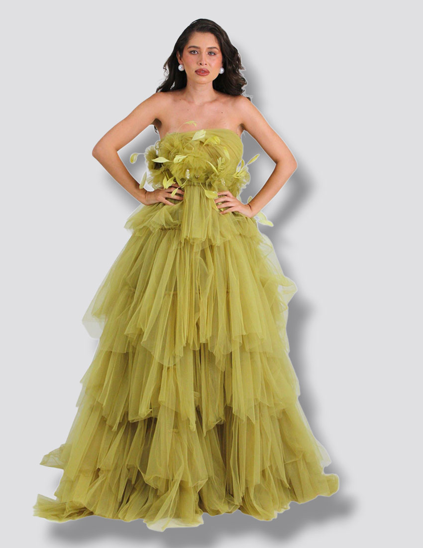Vestido color lime green, capas asimetricas en tela mesh y diseño drapeado en busto, con ligeras plumas