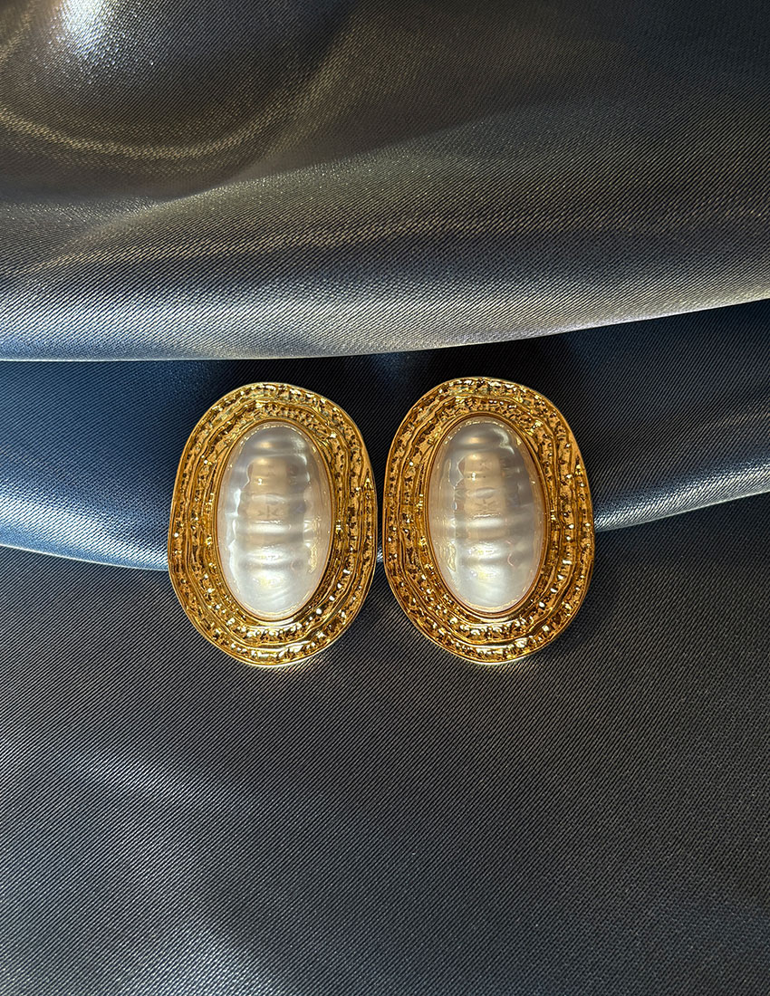 Aretes ovalados de metal dorado con imitacion perlas