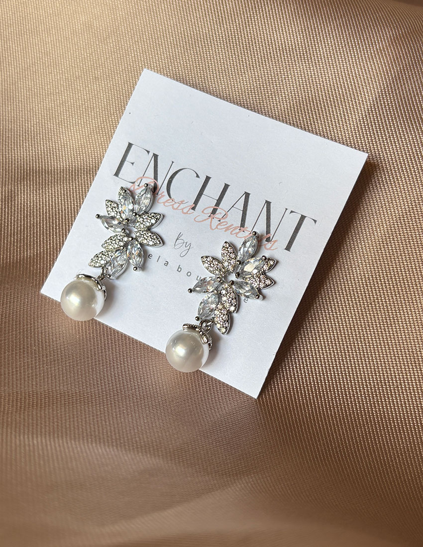 Aretes colgantes con diseño de flor en cristales con imitacion perla