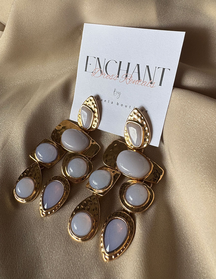 Aretes largos de resina con forma de gota de agua, color blanco tornasol