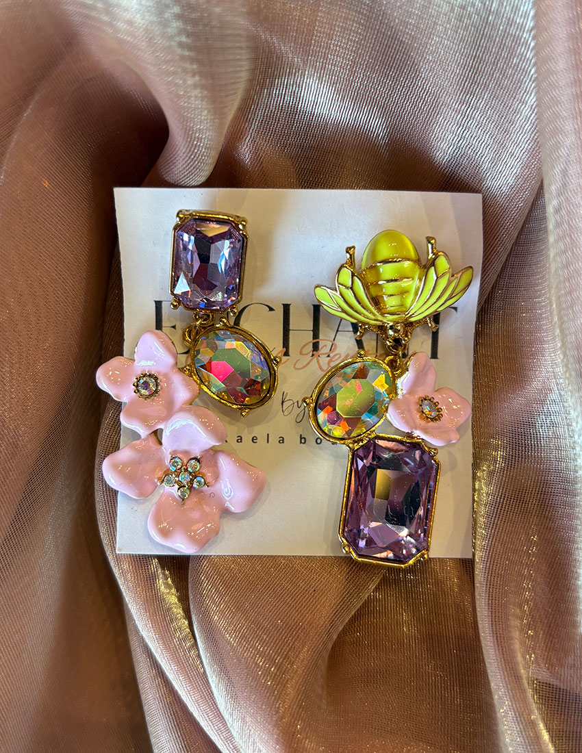 Aretes largos asimetricos diseño flores y abeja