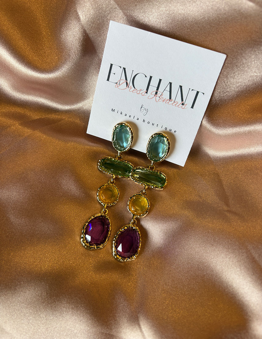 Aretes largos diseño geometrico con cuentas de acrilico de colores
