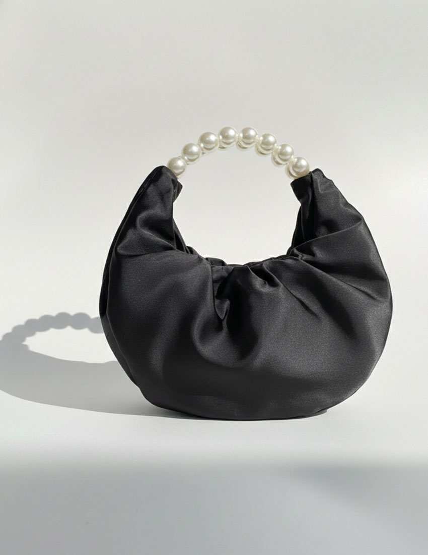 Bolso hobo satin, correa perlas