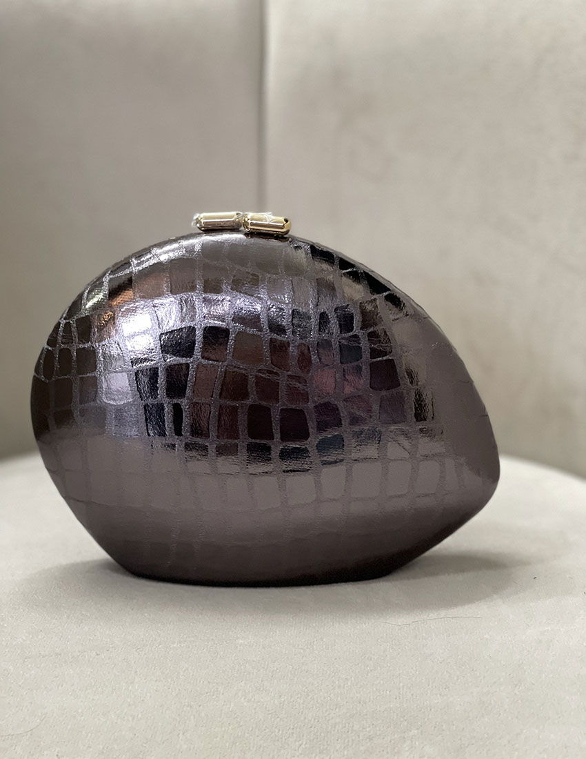 Bolso diseño clutch, acabado brillante, imitación piel de reptil