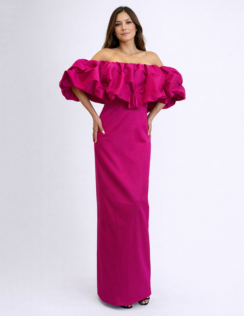 Vestido color magenta, a los hombros diseño de maxi olan