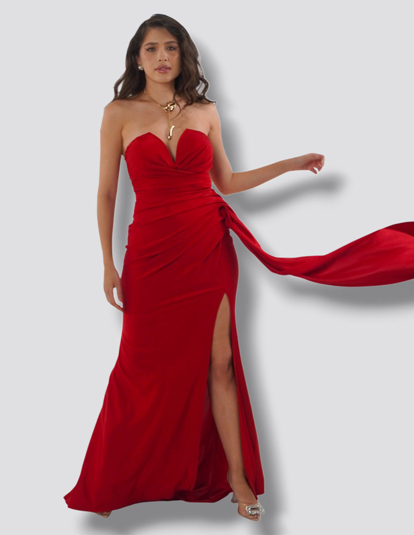 Vestido rojo , straple con diseño drapeado en costado de cintura y abertura en pierna