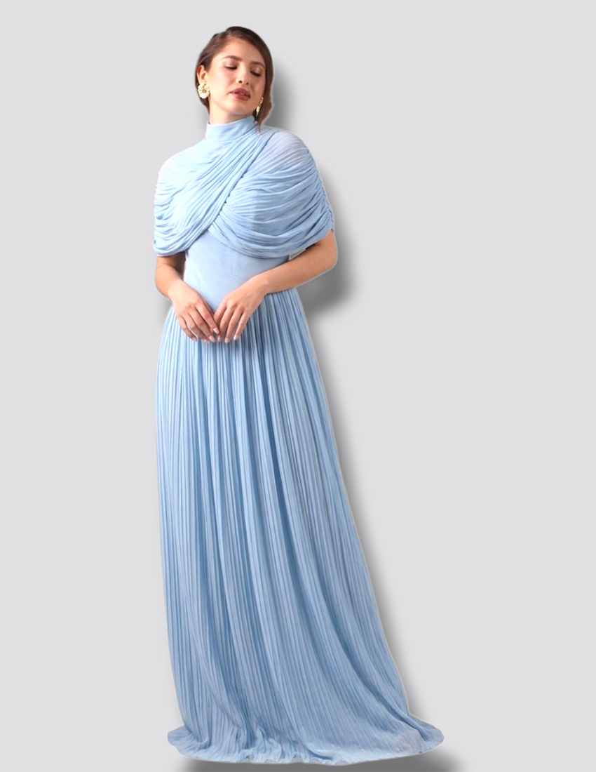Vestido largo baby blue, cuello alto mangas cortas con caída y diseño completamente drapeado
