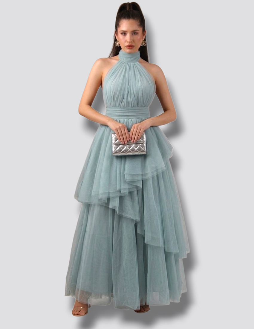 Vestido color dusty sage, corte halter, espalda descubierta y olanes en falda