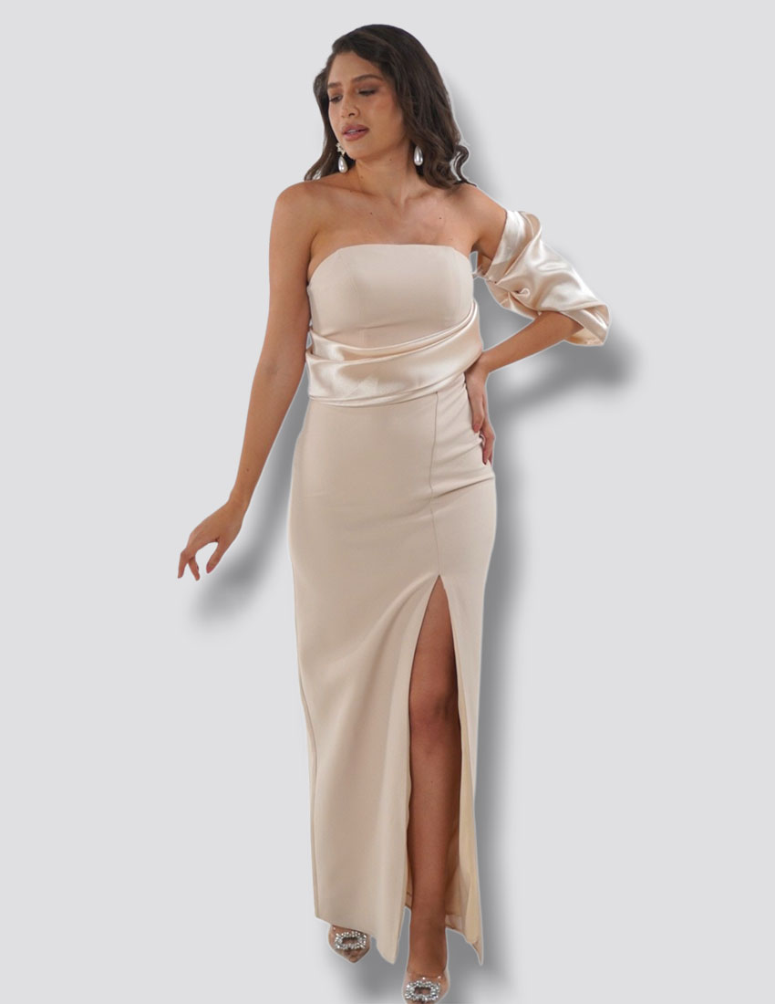 Vestido color champagne, ajustado al cuerpo, straple y diseño drapeado en satín en torso