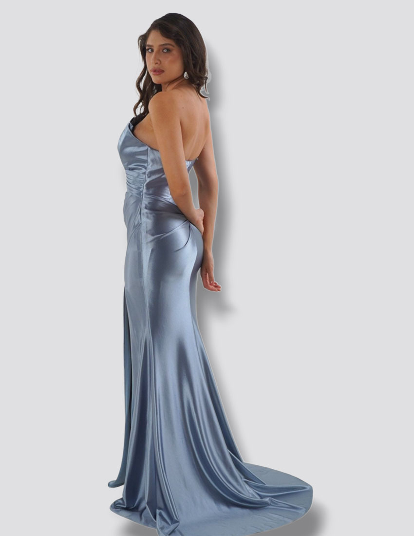 Vestido en satín color dusty blue, escote palabra de honor asimétrico y abertura lateral