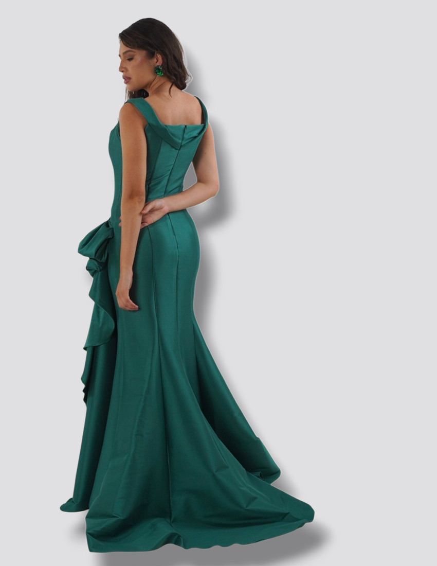 Vestido corte sirena, verde esmeralda, escote en V tirantes anchos, detalle drapeado en cintura