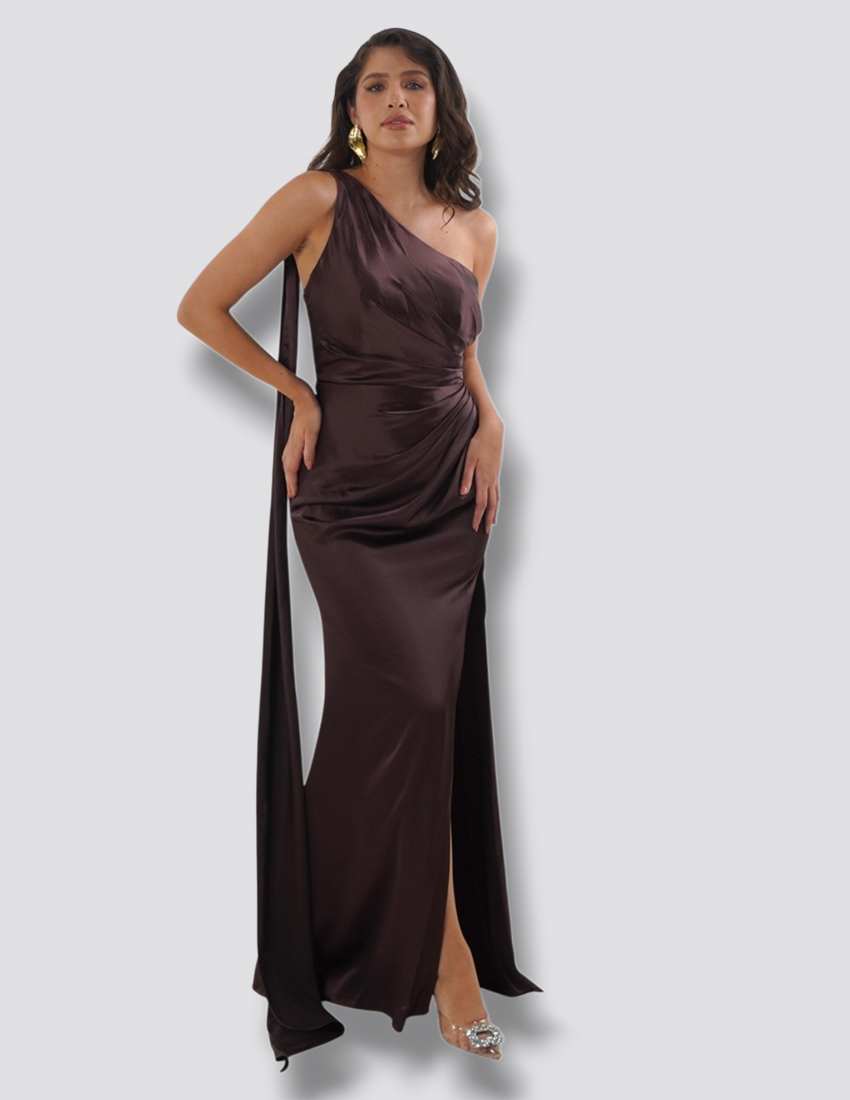 Vestido color marrón, diseño un solo hombro, drapeado lateral