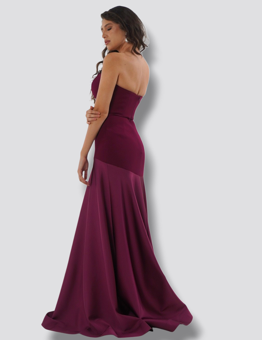 Vestido burgundy straple, diseño minimalista, ajustado al cuerpo a cadera y caída amplia en satin