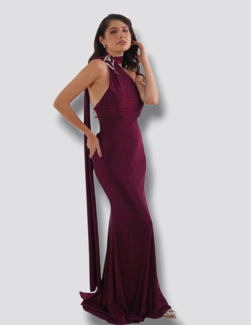 Vestido ajustado al cuerpo, corte sirena, escote halter espalda descubierta color burdeos