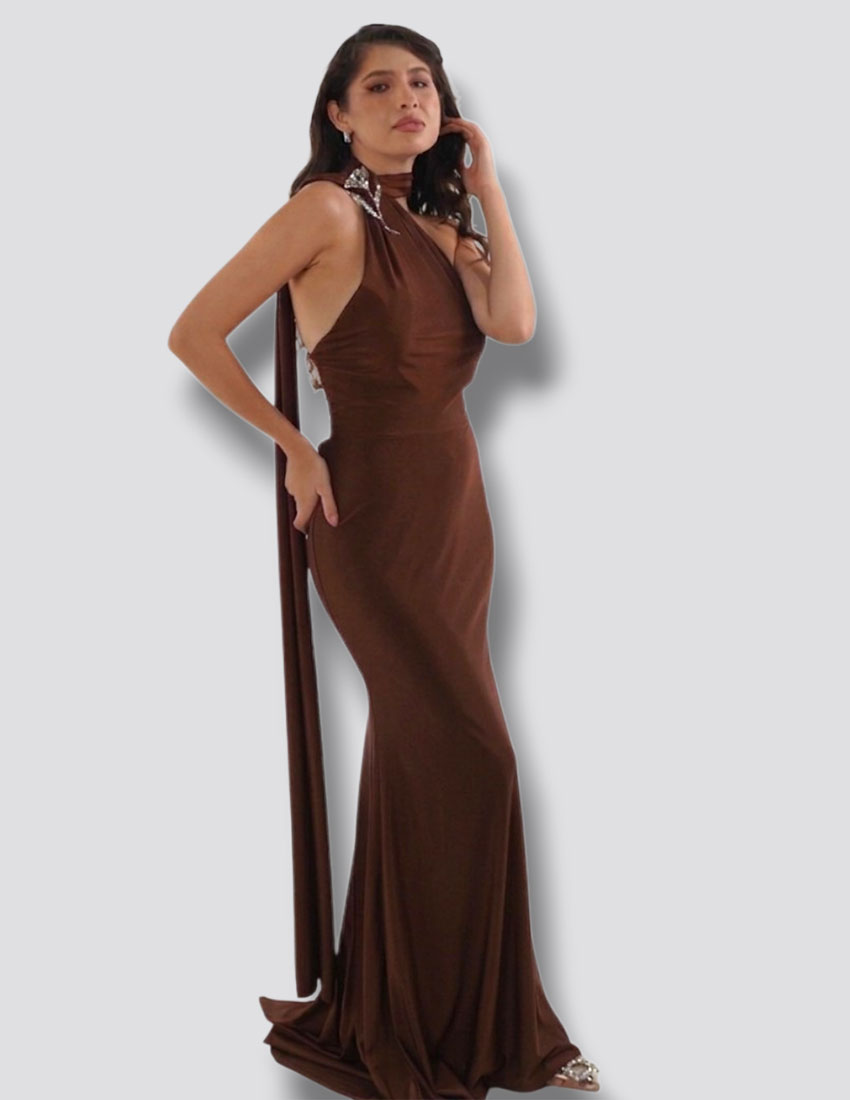 Vestido ajustado al cuerpo, corte sirena, escote halter espalda descubierta color tabaco