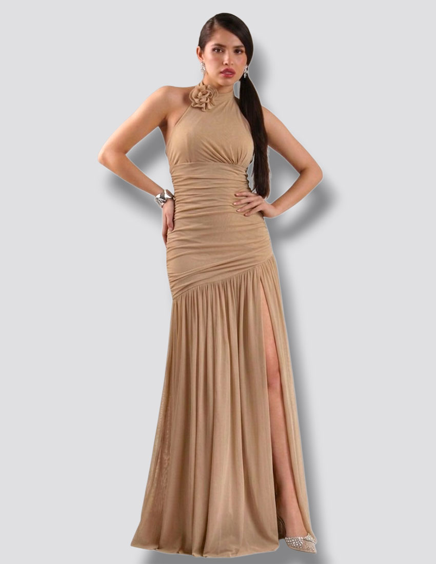 Vestido color camel mesh , corte halter con flor en tela y diseño drapeado en costados