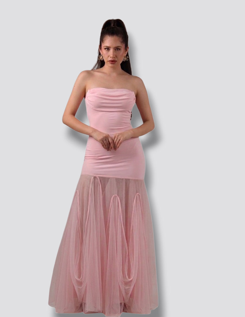 Vestido color baby pink, straple ajustado al cuerpo con diseño de transparencias y en espalda flor de tela