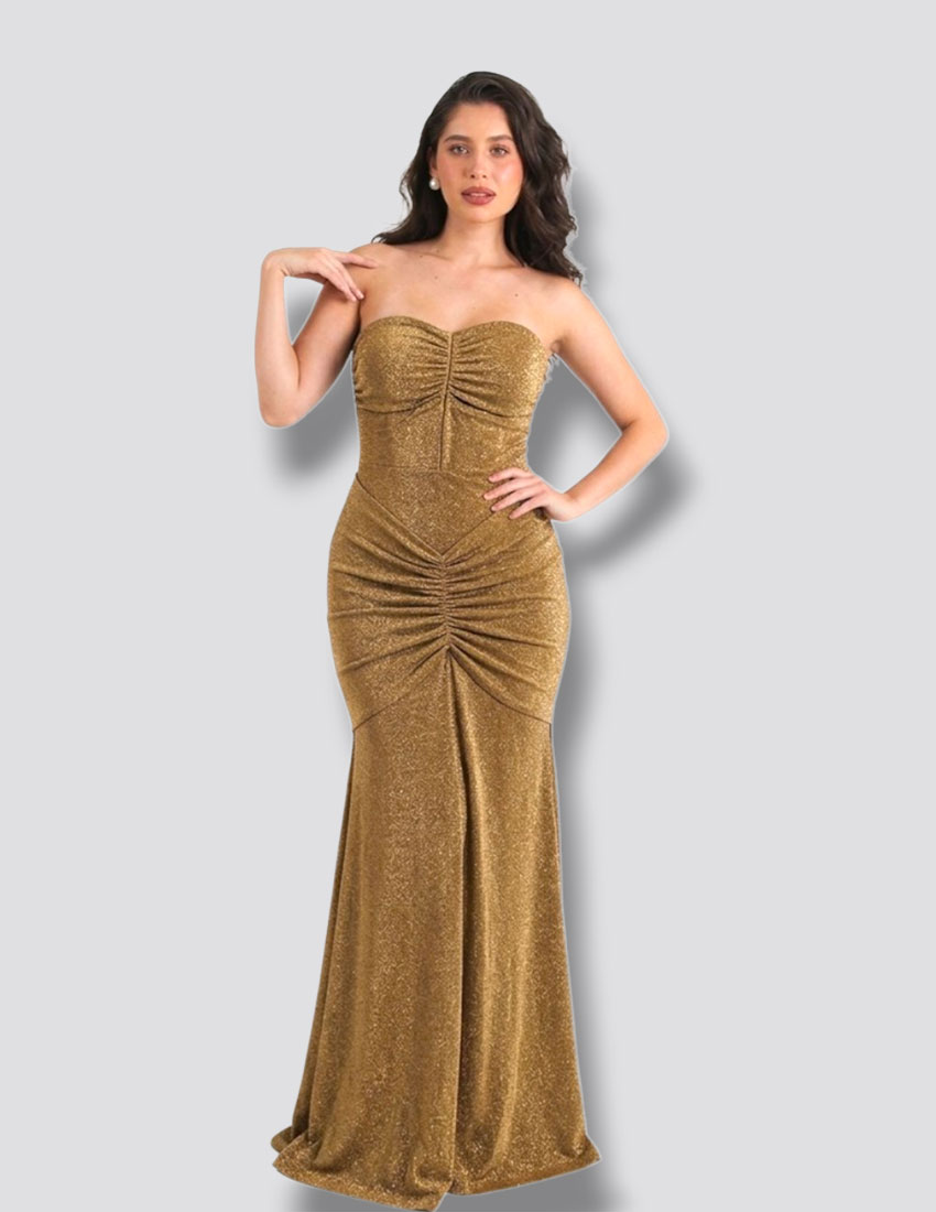Vestido straple dorado, ajustado al cuerpo y diseño en cadera