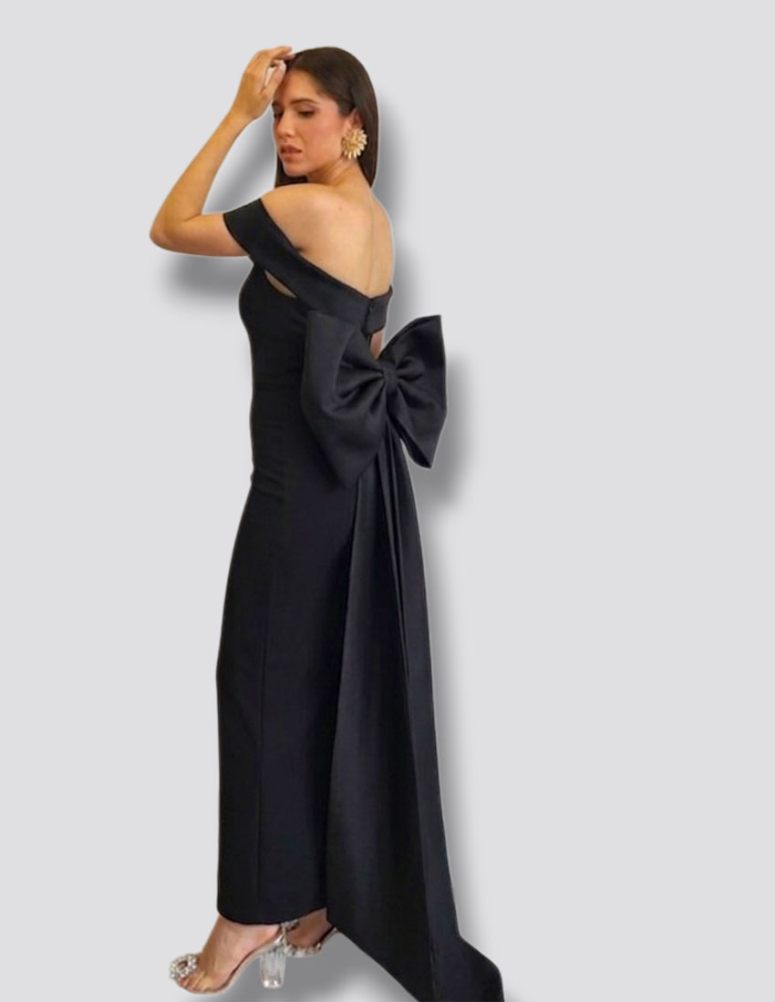Vestido hombros descubiertos negro, ajustado al cuerpo y diseño de moño en media espalda