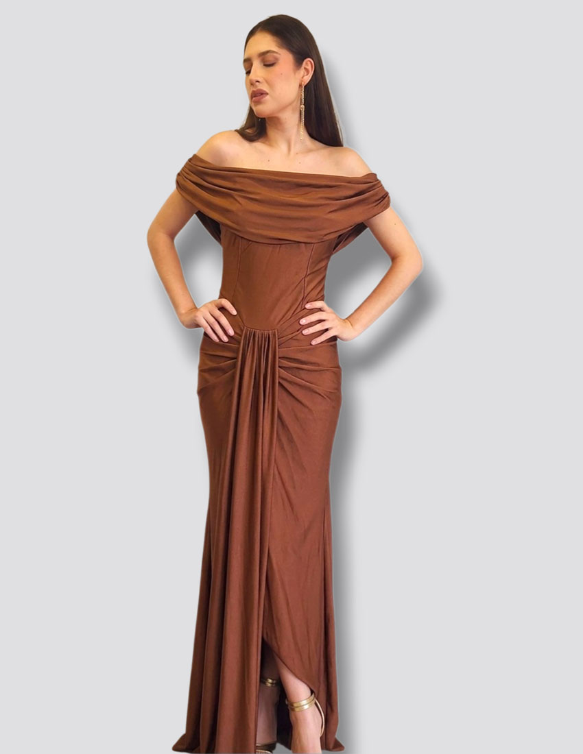 Vestido color marrón satinado con detalle de drapeado en busto y hombros